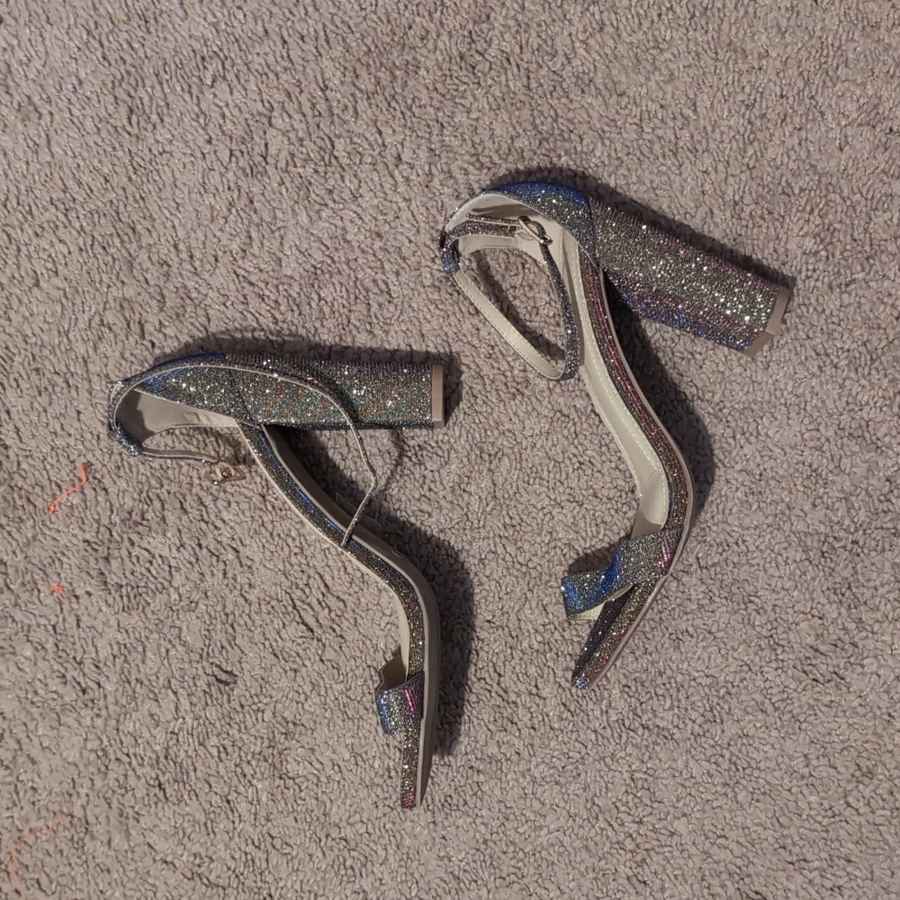 Lulu's high heel - Picture 2 of 4